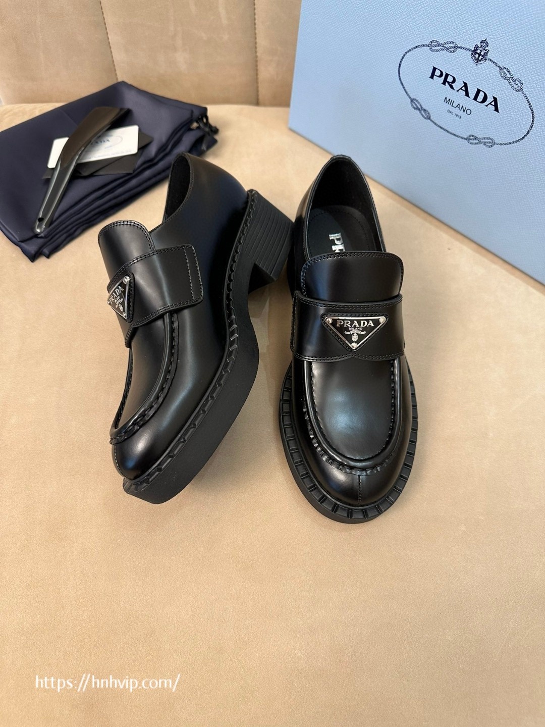 PRADA 초콜릿 브러시드 가죽 로퍼