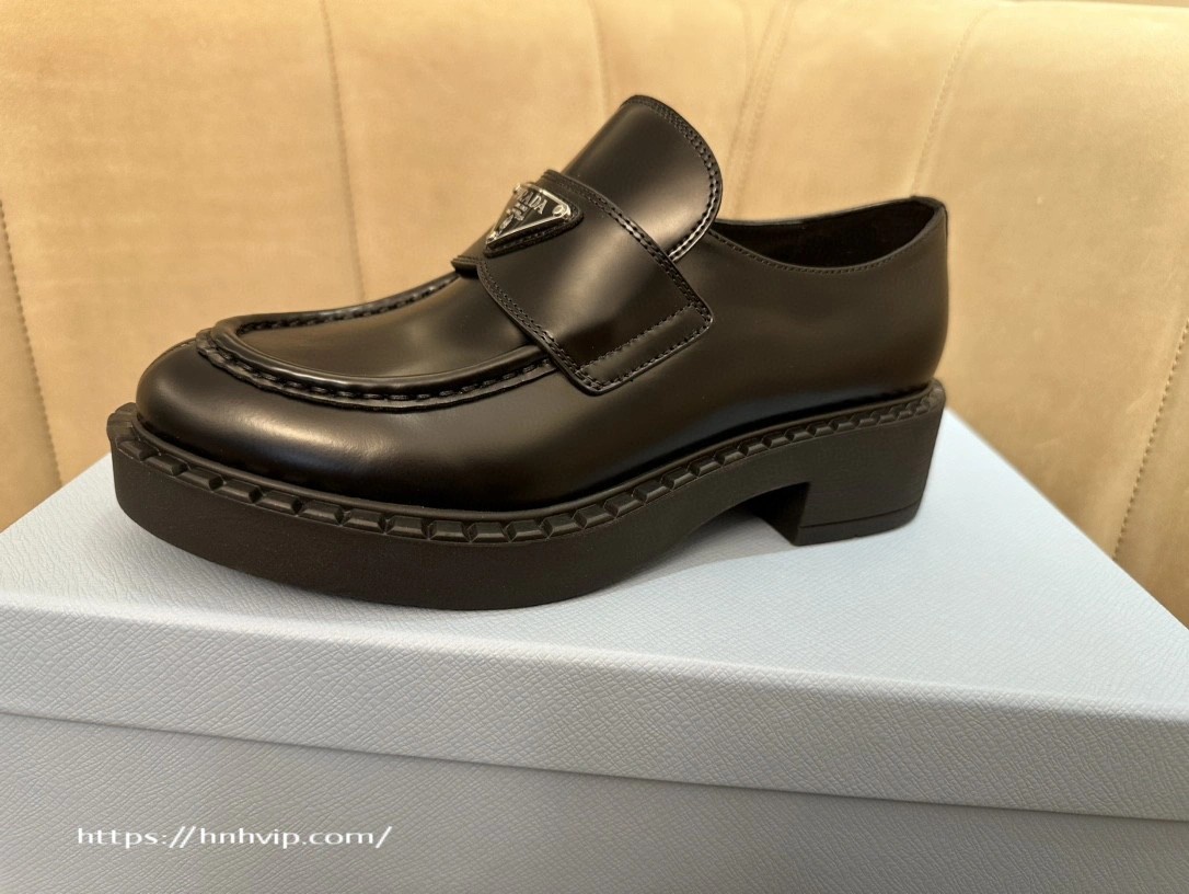 PRADA 초콜릿 브러시드 가죽 로퍼