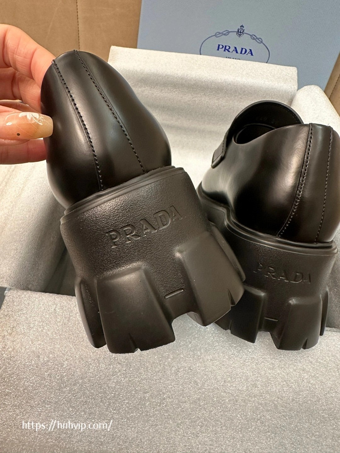 PRADA 브러시드 가죽 모놀리스 로퍼