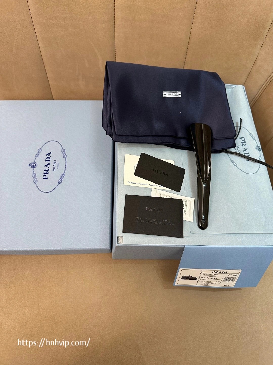 PRADA 브러시드 가죽 모놀리스 로퍼