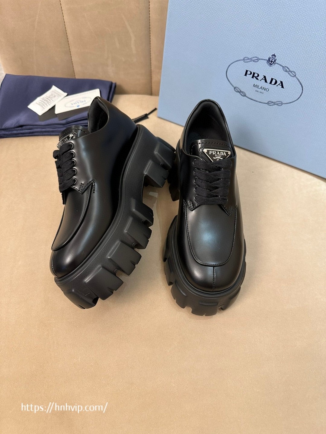 프라다 여성용 로퍼는 검은색