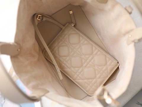 DIOR 미디엄 DIOR TOUJOURS BAGPowder 베이지 매크로 까나쥬 송아지 가죽 M2821OSHJ