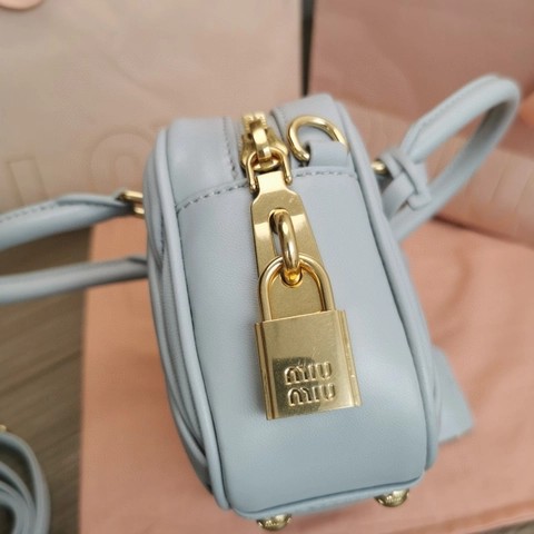 Miu Miu Arcadie 마틀라세 나파 가죽 백 5BB123 콘플라워 M1