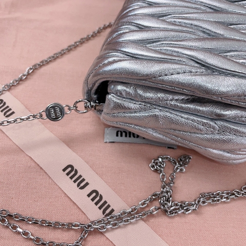 Miu Miu 5BP086 Matelassé 나파 가죽 미니 백 실버 M1