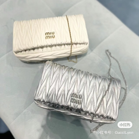 Miu Miu 5BP086 Matelassé 나파 가죽 미니 백 실버 M1