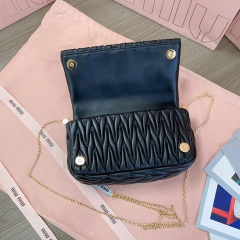 Miu Miu 5BP086 Matelassé 나파 가죽 미니 백 블랙 M1