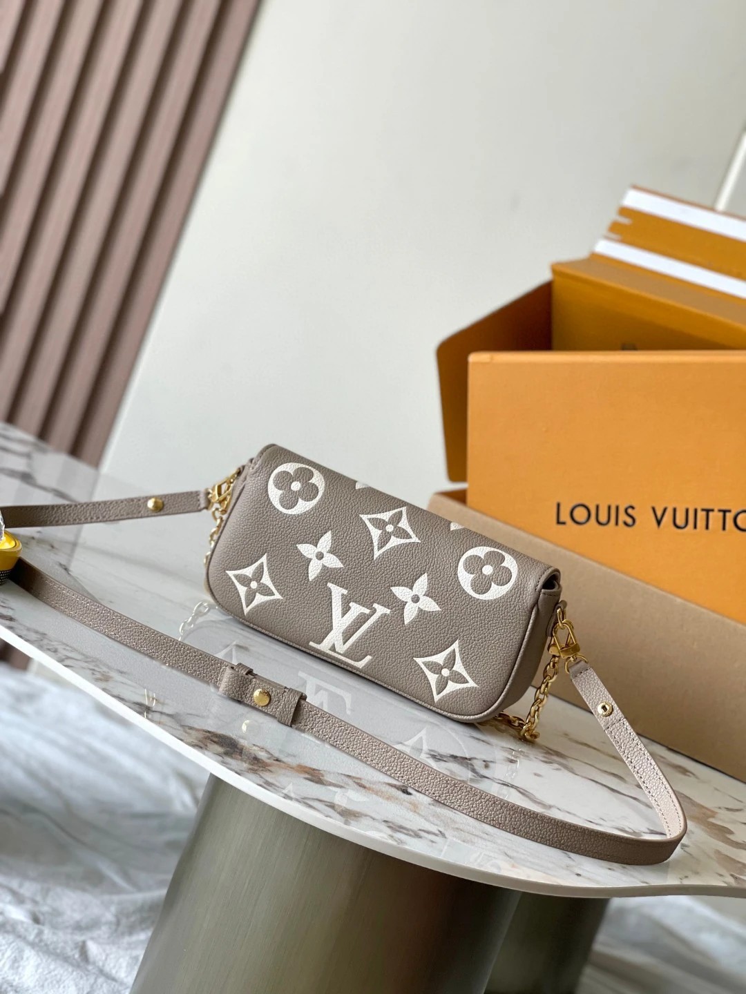 루이비통 M82211 월렛 온 체인 아이비 lv1