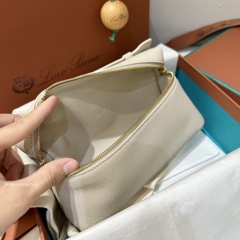 로로 피아나 엑스트라 포켓 L19 그레인드 카프스킨 FAN4045