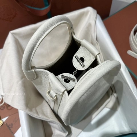 로로 피아나 마이크로 베일 백, 그레인드 카프스킨 FAM7943 위스퍼 화이트(1615)