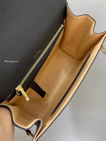 크리스피 카프 소재의 Delvaux Tempête MM AA0611AMF 블랙 GHW