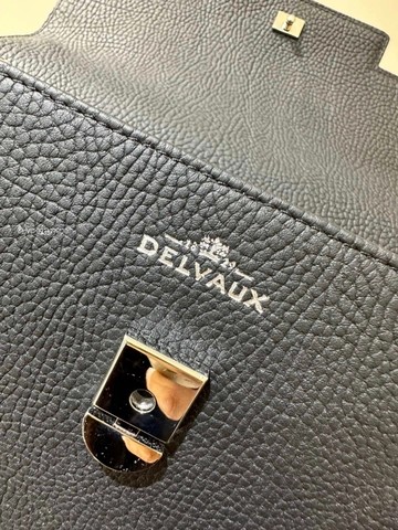 크리스피 카프 소재의 Delvaux Tempête MM AA0611AMF 블랙 PHW