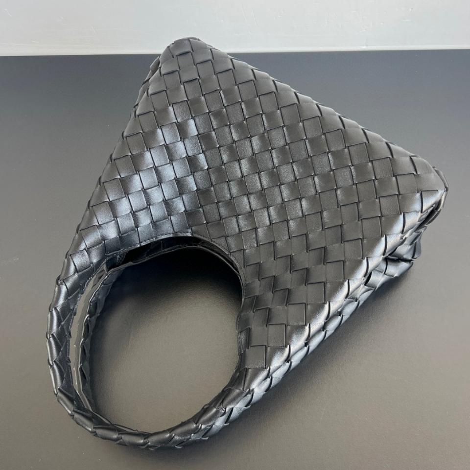 Bottega Veneta 스몰 캄파나 솔방울 854248V4 28x16x15cm