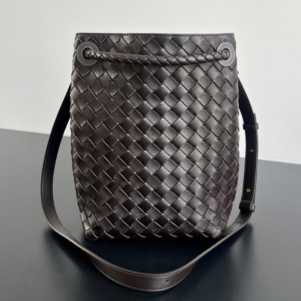 보테가 베네타 스몰 안디아모 버킷 퐁당 855759V 25x18.5x11cm
