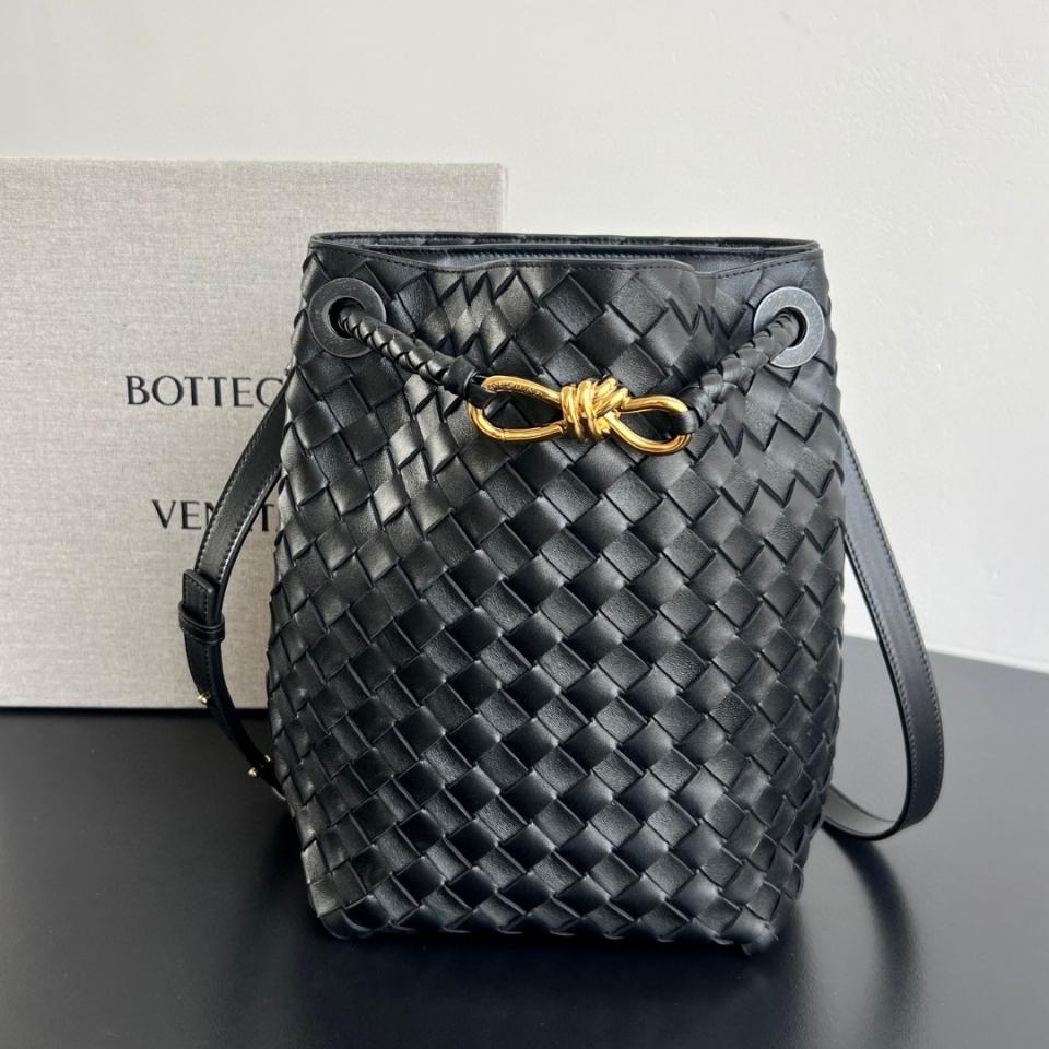 보테가 베네타 스몰 안디아모 버킷 블랙 855759V 25x18.5x11cm