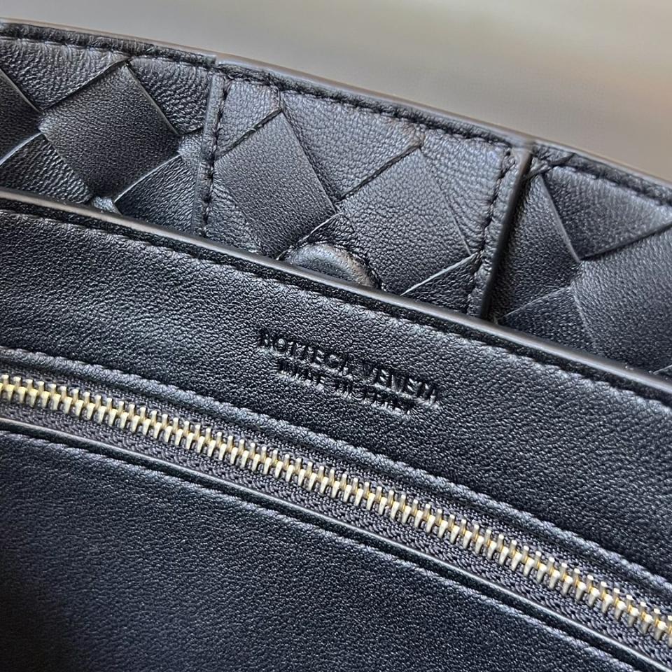 Bottega Veneta 스몰 안디아모 블랙 골드 톤 메탈 743568 25x22x10.5 cm