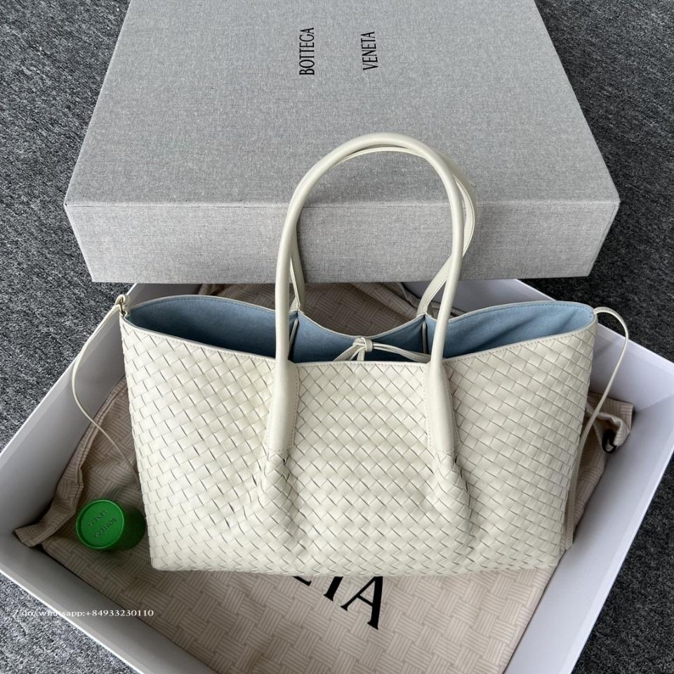 보테가 베네타 라지 피나코테카 씨솔트/얼음 817166 43*14.5*23 cm