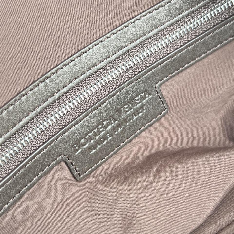 Bottega Veneta 인트레치아토 플랩 백팩 - Fondant 766580 38*26*15cm