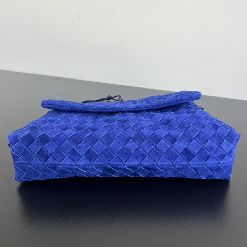 Bottega Veneta Giorno 인트레치아토 스웨이드 숄더백 블루 857657 33x19x8cm
